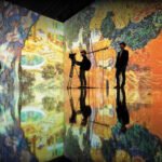El arte se está utilizando como una experiencia interactiva para promover el bienestar mental. Los museos, los centros turísticos y los lugares públicos incluyen experiencias de arte inmersivo polinomial, operados por técnicas como IA generativa y sonido espacial, que proporcionan beneficios médicos. (AutorizationsManagement.com)