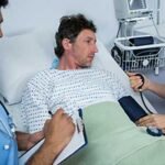 el asesoramiento simple en la sala de emergencias puede ayudar a los pacientes a administrar la presion arterial alta