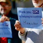 El Centro de Control y Prevención de Enfermedades (CDC) ha desplegado expertos en Texas en respuesta al aumento de los brotes de sarampión. Este desarrollo subraya la importancia de la vacunación y las medidas de salud pública para controlar la propagación de enfermedades infecciosas. (NewsNow.com)
