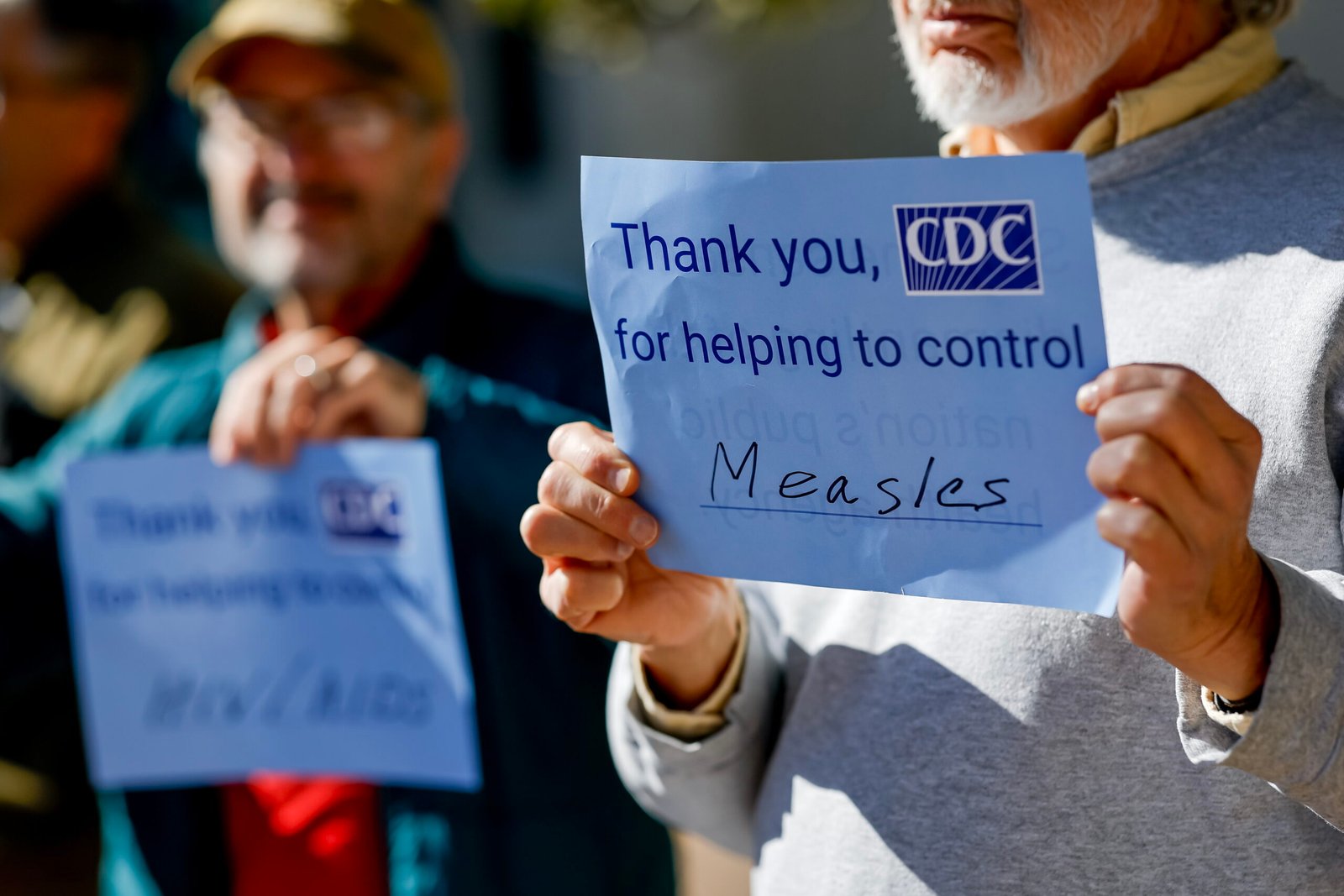 El Centro de Control y Prevención de Enfermedades (CDC) ha desplegado expertos en Texas en respuesta al aumento de los brotes de sarampión. Este desarrollo subraya la importancia de la vacunación y las medidas de salud pública para controlar la propagación de enfermedades infecciosas. (NewsNow.com)