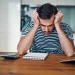 El estrés financiero se reconoce rápidamente como un factor importante que afecta la salud mental. Los expertos enfatizan la importancia de abordar este problema para mejorar el bienestar general. (NewsNow.com)