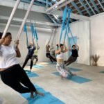 Kochi inaugura su primer estudio de yoga aéreo.