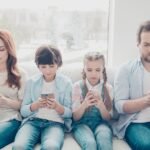 La industria del bienestar se dirige rápidamente a adolescentes y familias, promoviendo la inteligencia emocional, un estilo de vida digital saludable entre la flexibilidad y los adolescentes. Los ejemplos incluyen aplicaciones de temas de bienestar zulal y del tema de bienestar en Qatar. Esta expansión plantea preguntas sobre si los esfuerzos de la industria de soldadura reducen o contribuyen al estrés entre los adolescentes. (Ft.com)