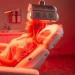 La terapia de luz roja, que se sabe que trata las arrugas y el acné, ha mostrado resultados prometedores en varios campos médicos. Sin embargo, su efectividad carece de evidencia decisiva al limitar la cobertura del seguro. Muchas empresas de bienestar que ofrecen esta terapia se han abierto recientemente en la región del Triángulo. (Axios.com)
