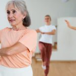 Las mujeres mayores están bailando para disfrutar de los beneficios del movimiento.