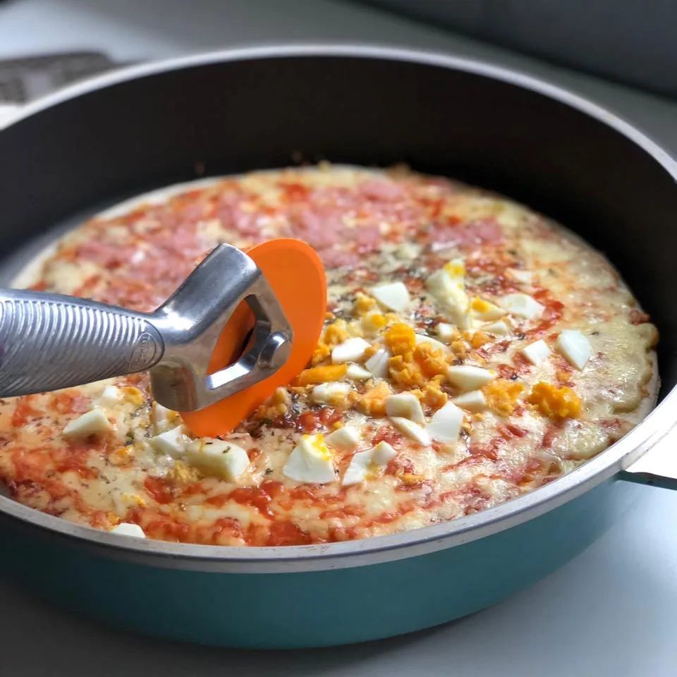 Sartén Pizza: Una Pareja Preparando una Receta Deliciosa